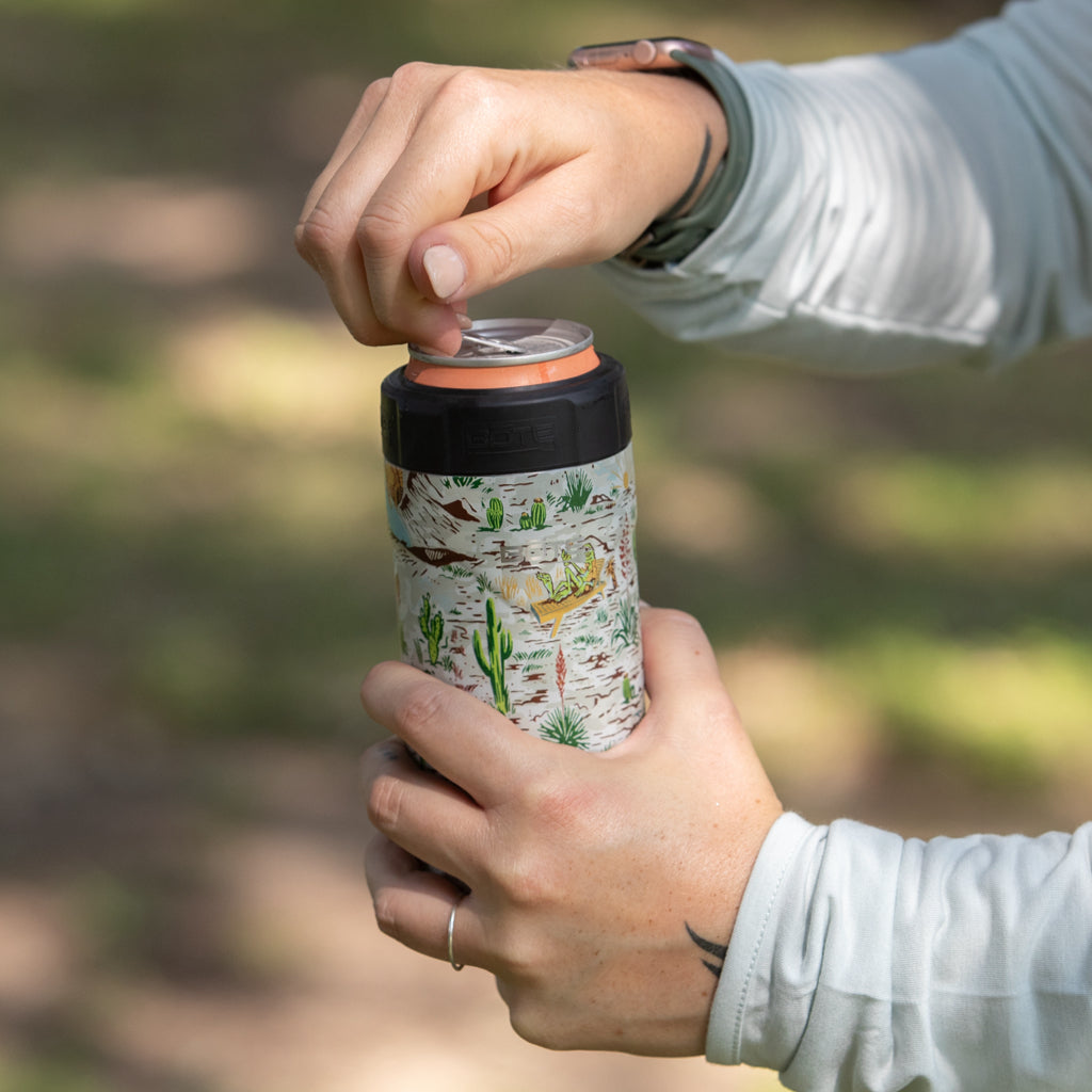 A detailed image of the MAGNEChill Can Cooler Slim Native Sendero, showing its design and key features.