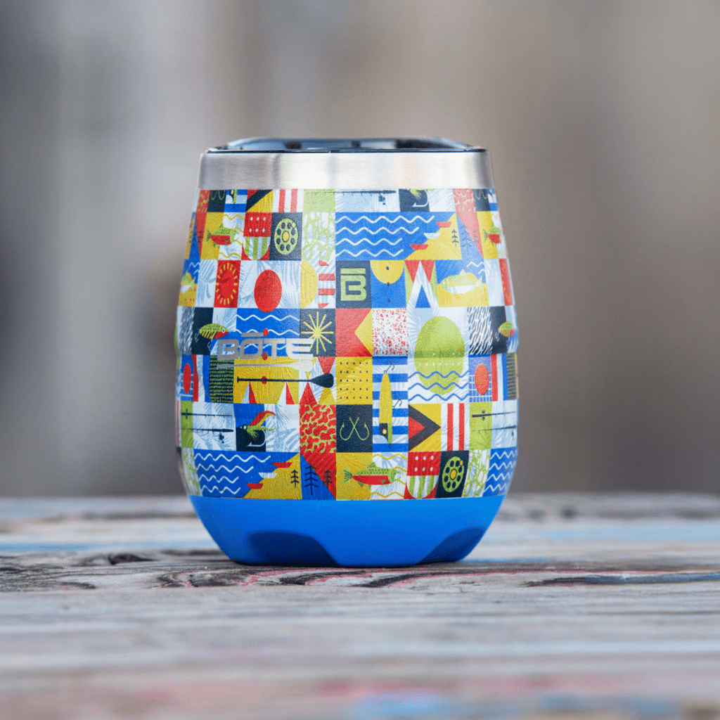 A MAGNETumbler 12oz Stemless with Lid Fischer Topwater on a table