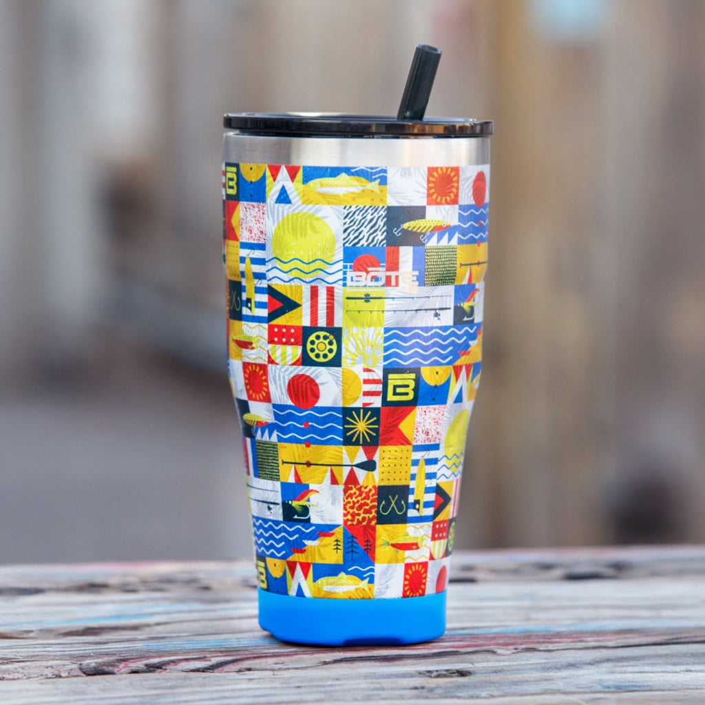 A MAGNETumbler 32oz with Lid Fischer Topwater on a table