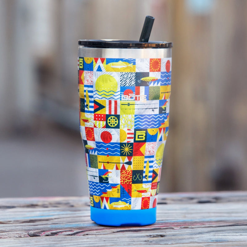 A MAGNETumbler 32oz with Lid Fischer Topwater on a table